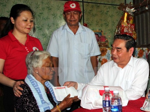 Tet gifts for AO victims, disadvantaged people - ảnh 1